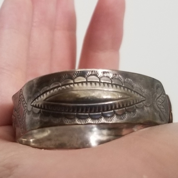 Stunner! vtg unsigned Southwestern cuff bracelet - Picture 10 of 11